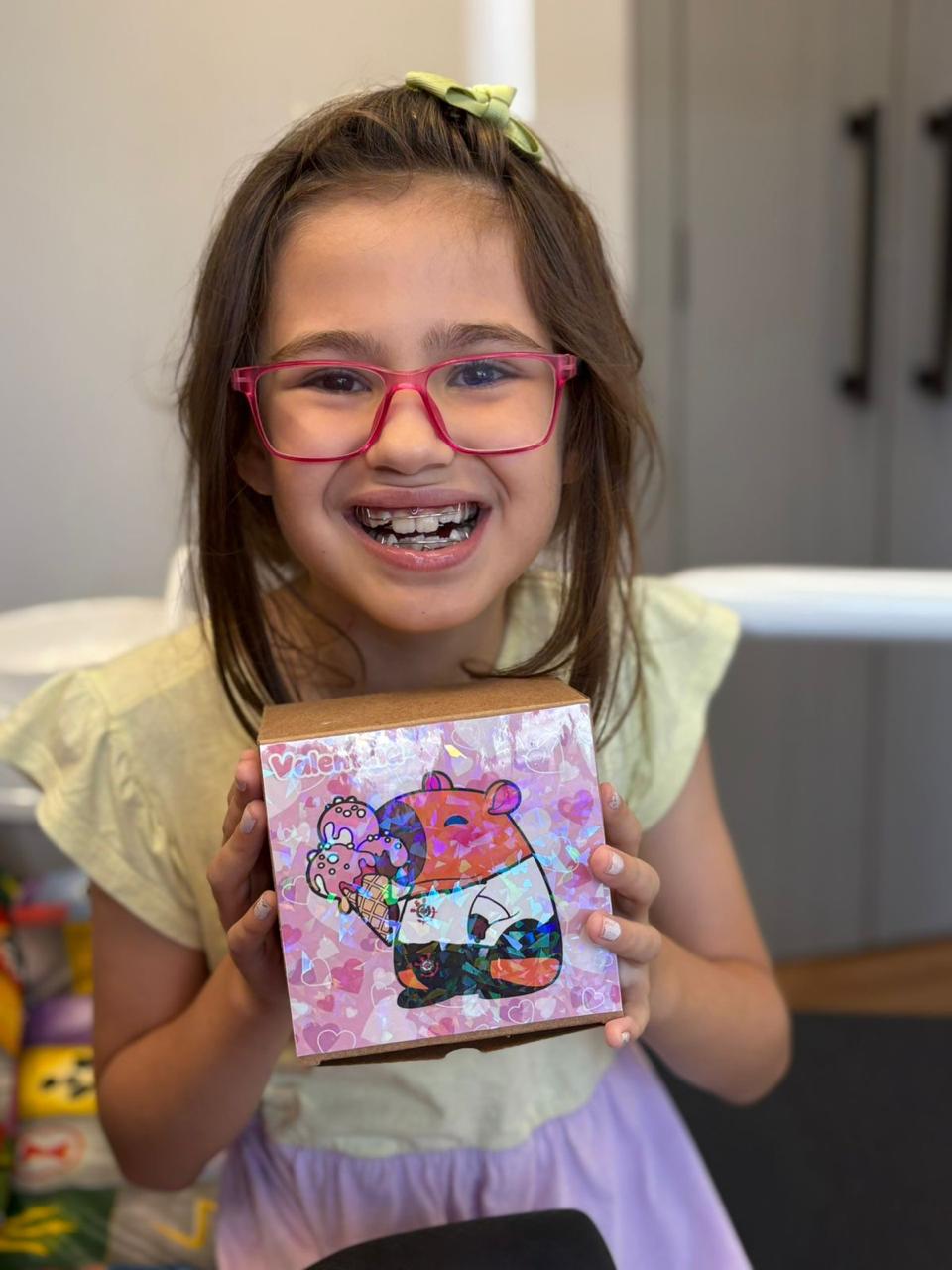 Criança sorrindo com aparelho na Oraliv Kids