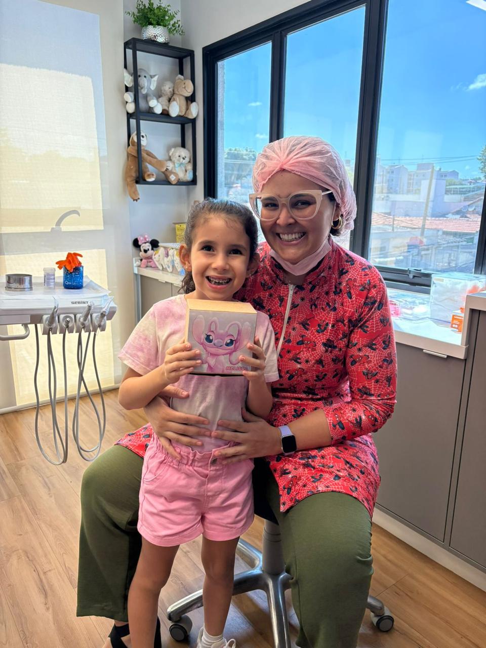 Dra. Patrícia com paciente da Oraliv Kids