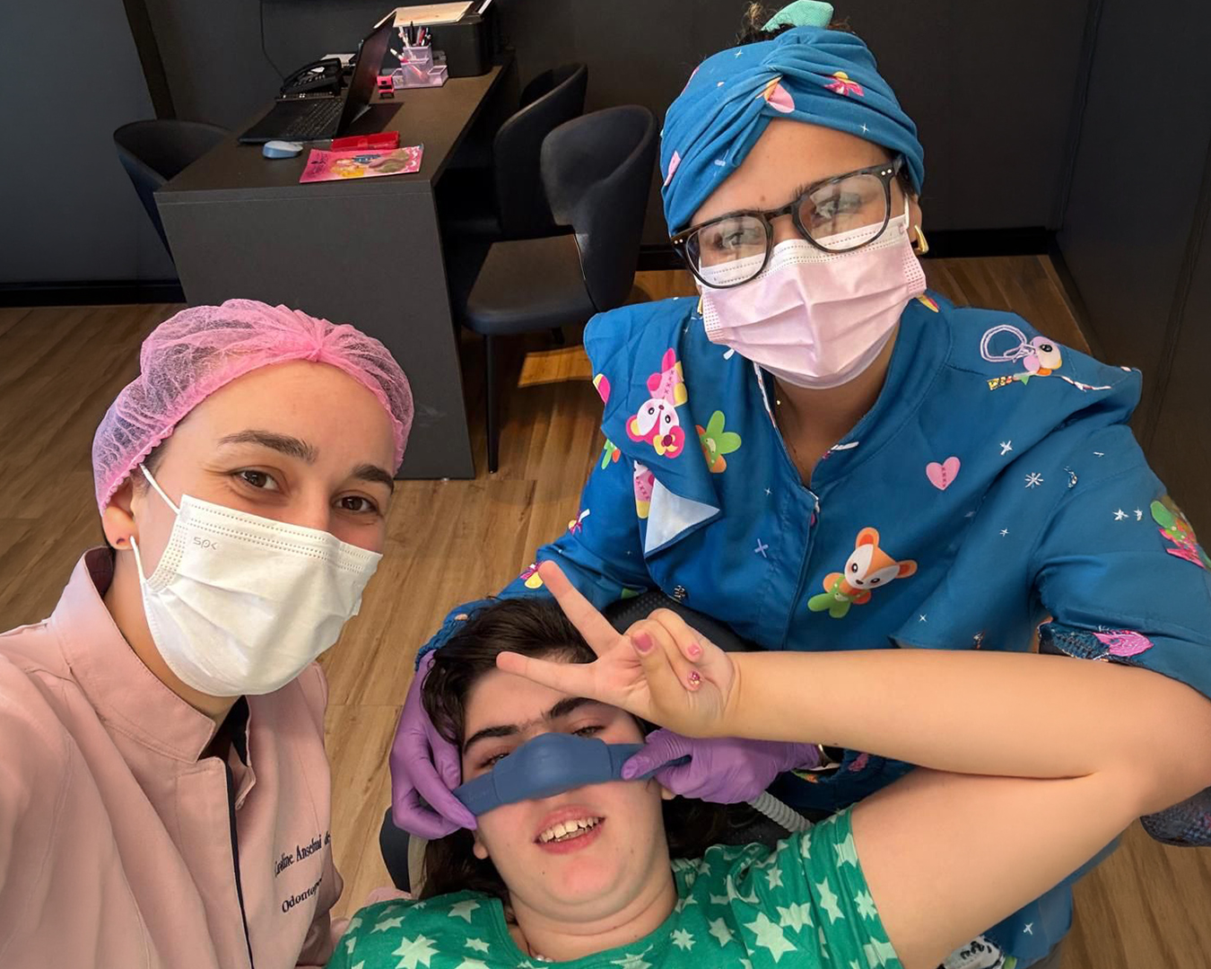 Equipe Oraliv Kids com paciente com necessidades especiais